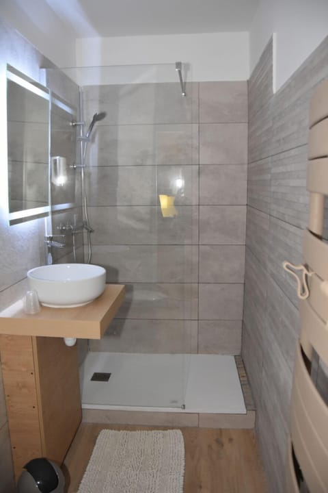 Classic Double Room | Bathroom | Hair dryer, towels