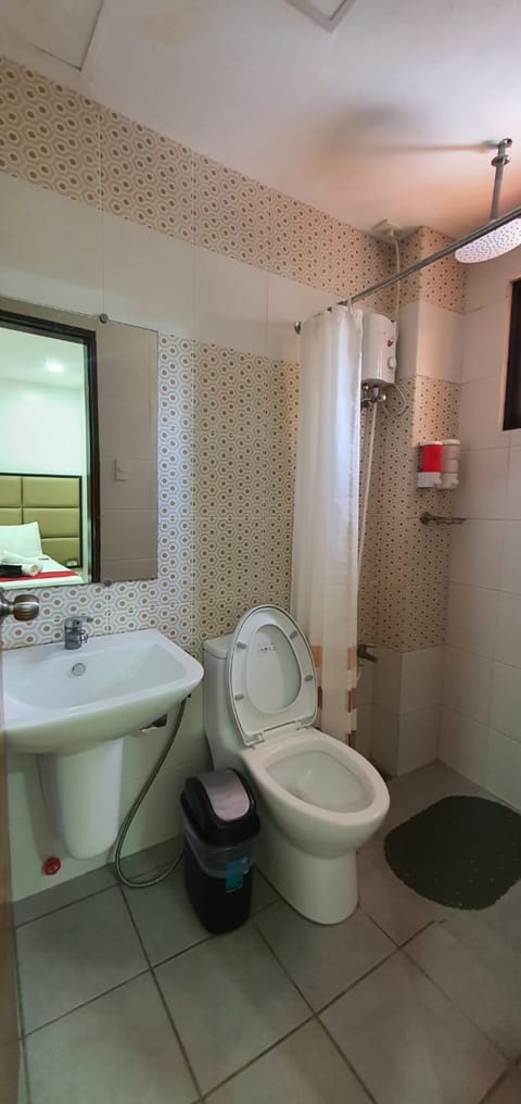 Standard Twin Room | Bathroom | Shower, slippers, bidet, towels