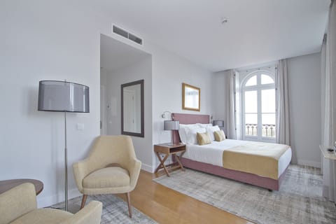 Deluxe Double Room | Minibar, in-room safe, individually decorated, individually furnished