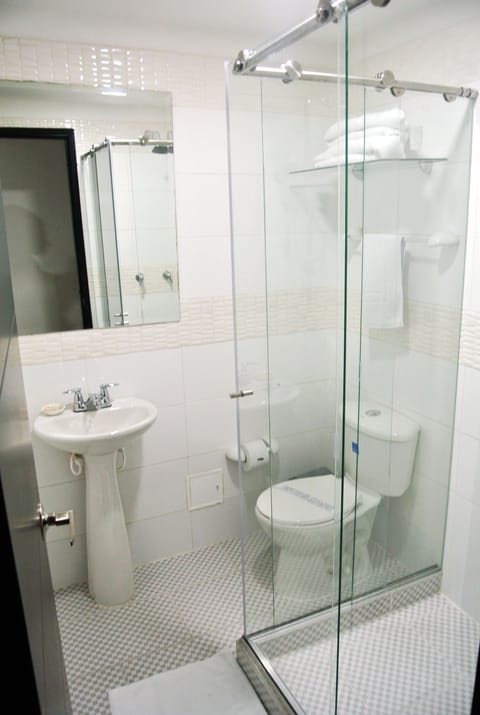 Superior Single Room | Bathroom | Shower, rainfall showerhead, free toiletries, hair dryer