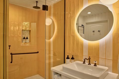 King Suite | Bathroom | Hair dryer, bathrobes, towels