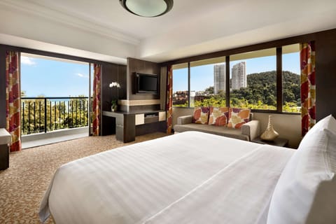 Executive Suite, 1 King Bed, Sea View | Hypo-allergenic bedding, minibar, in-room safe, desk