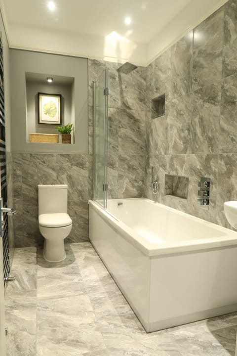 Luxury Room, 1 Queen Bed | Bathroom | Designer toiletries, hair dryer, towels, soap