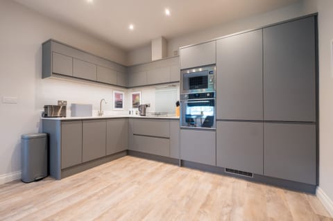 Cottage | Private kitchen | Fridge, dishwasher, electric kettle, toaster