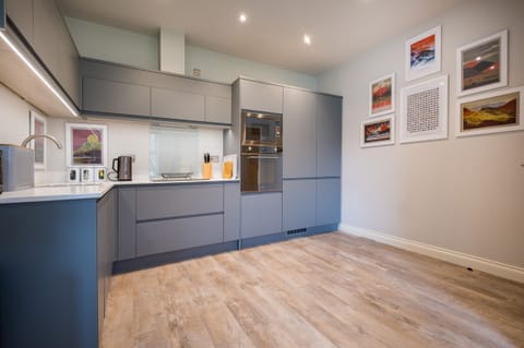 Cottage | Private kitchen | Fridge, dishwasher, electric kettle, toaster