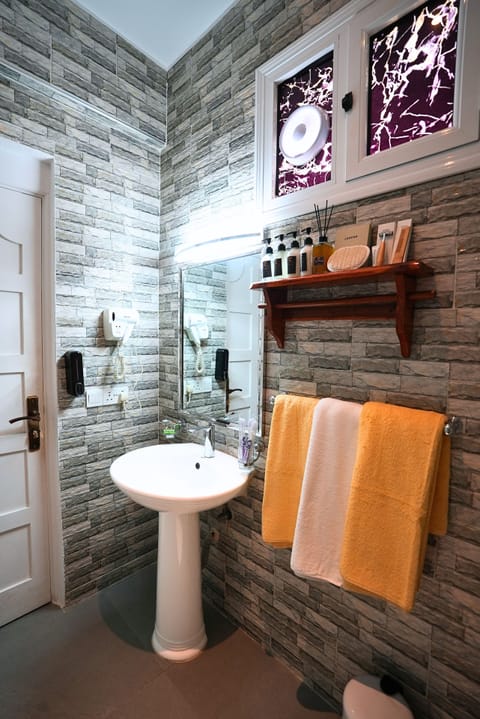 Elite Triple Room | Bathroom | Shower, hydromassage showerhead, free toiletries, hair dryer