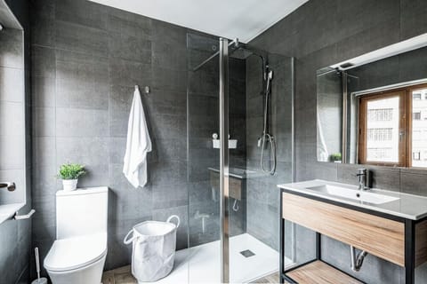 Double or Twin Room | Bathroom | Shower, towels