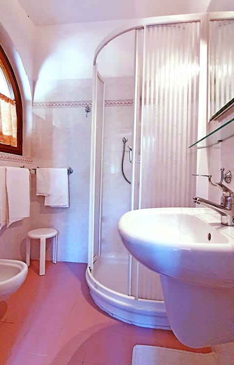 Standard Double | Bathroom | Shower, free toiletries, hair dryer, towels