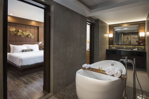 Suite | Bathroom | Shower, rainfall showerhead, free toiletries, hair dryer