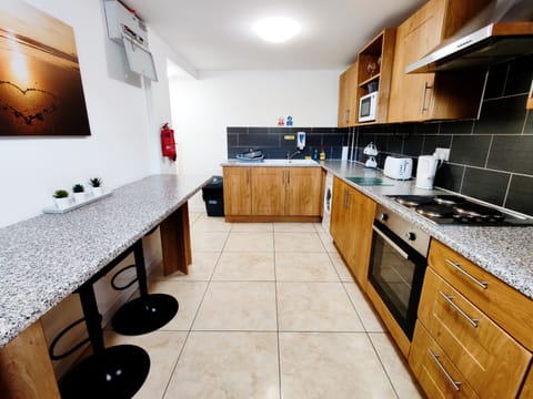 Standard Double Room, 1 Double Bed, Non Smoking, Ensuite | Shared kitchen facilities | Full-size fridge, microwave, oven, stovetop