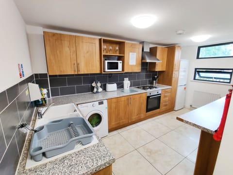 Standard Double Room, 1 Double Bed, Non Smoking, Ensuite | Shared kitchen | Full-size fridge, microwave, oven, stovetop