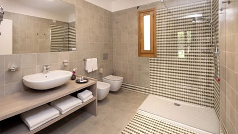 Junior Room, Garden View | Bathroom | Shower, free toiletries, hair dryer, bidet