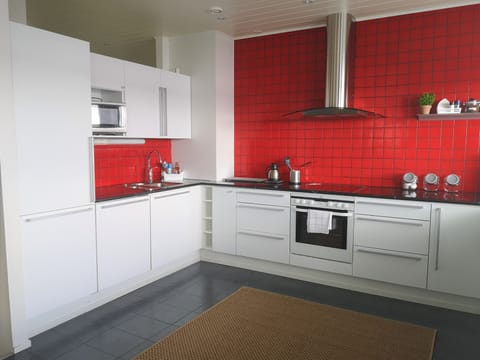 Penthouse | Private kitchen | Electric kettle, toaster, highchair, cookware/dishes/utensils