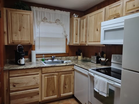 Premier Cottage | Private kitchen | Full-size fridge, microwave, oven, stovetop