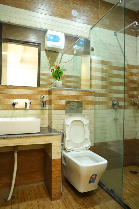 Apartment, 3 Bedrooms, Accessible, Smoking | Bathroom