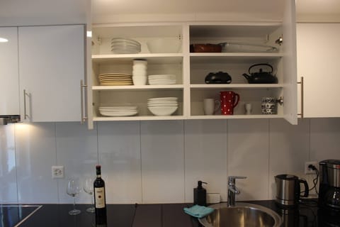Apartment, 1 Bedroom | Private kitchen | Microwave, stovetop, coffee/tea maker, cookware/dishes/utensils