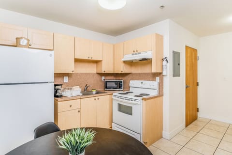 Deluxe Suite, 2 Bedrooms | Private kitchen | Fridge, oven, stovetop, coffee/tea maker