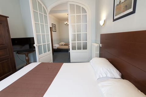 Family Quadruple Room | In-room safe, desk, rollaway beds, free WiFi