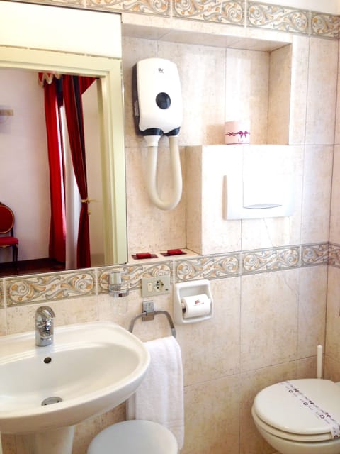 Standard Double Room | Bathroom | Hair dryer, towels