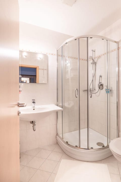 Standard Single Room | Bathroom | Shower, hair dryer, towels