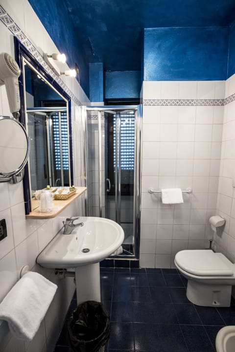 Shower, rainfall showerhead, free toiletries, hair dryer