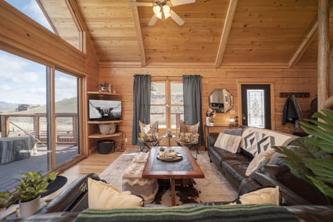 Cabin, 4 Bedrooms | Living room