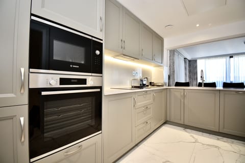 Deluxe Apartment, 4 Bedrooms | Private kitchen | Full-size fridge, microwave, oven, stovetop