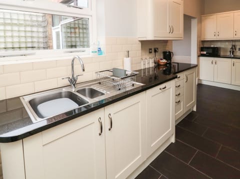 Cottage | Private kitchen | Fridge, dishwasher, electric kettle, toaster