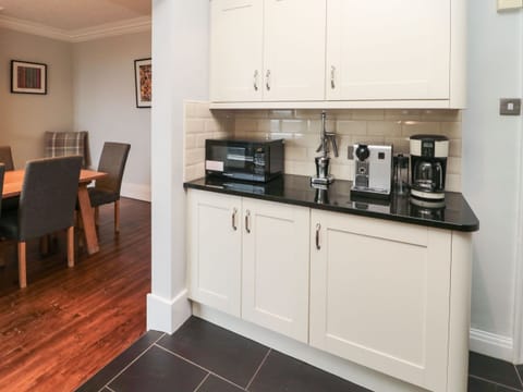 Cottage | Private kitchen | Fridge, dishwasher, electric kettle, toaster
