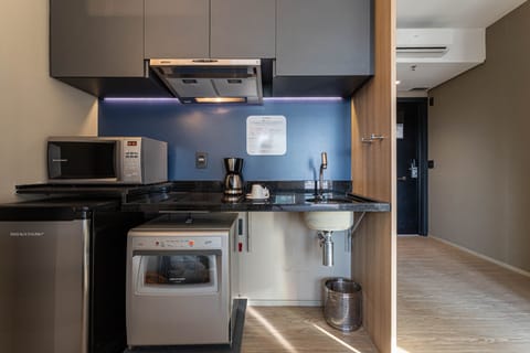 Studio Standard Casal - PNE | Private kitchen | Microwave, stovetop, dishwasher, cookware/dishes/utensils