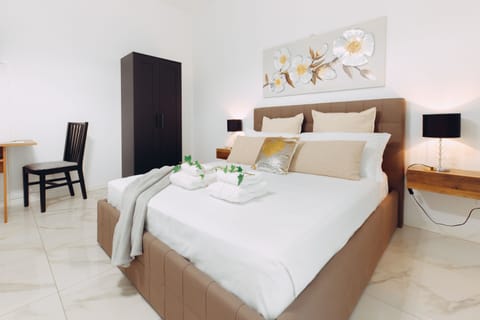 Junior Suite | Hypo-allergenic bedding, down comforters, minibar, desk