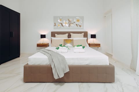 Family Suite | Hypo-allergenic bedding, down comforters, minibar, desk