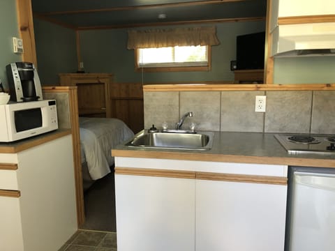 Cottage, 2 Double Beds, Kitchenette (#8) | Private kitchenette | Fridge, coffee/tea maker