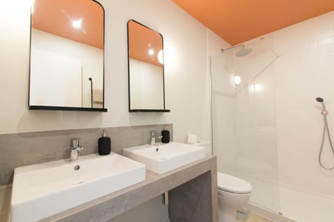 Junior Double Room | Bathroom | Shower, rainfall showerhead, hair dryer, towels