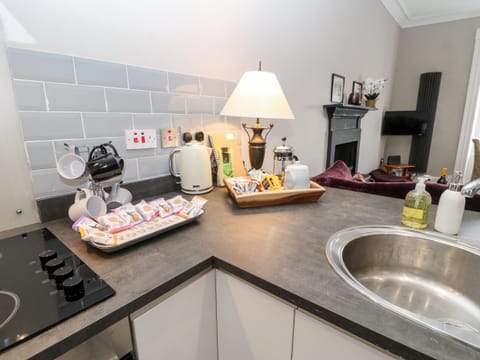 Cottage | Private kitchen | Fridge, dishwasher, electric kettle, toaster