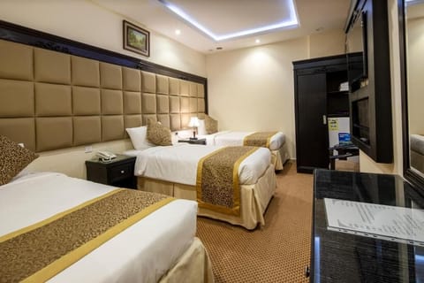 Basic Triple Room | Minibar, soundproofing, iron/ironing board, free WiFi