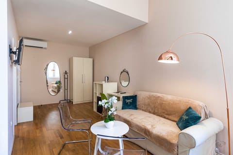 City Room | Hypo-allergenic bedding, in-room safe, desk, laptop workspace