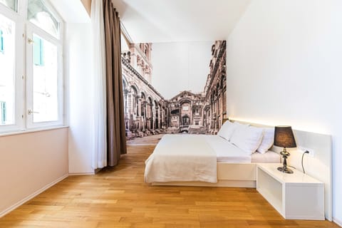 City Room | Hypo-allergenic bedding, in-room safe, desk, laptop workspace