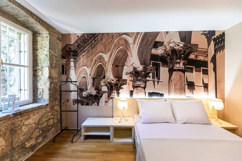 City Room | Hypo-allergenic bedding, in-room safe, desk, laptop workspace