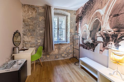 City Room | Hypo-allergenic bedding, in-room safe, desk, laptop workspace