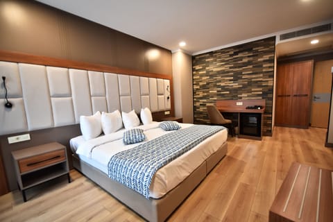 Standard Double Room | Minibar, laptop workspace, free WiFi, bed sheets