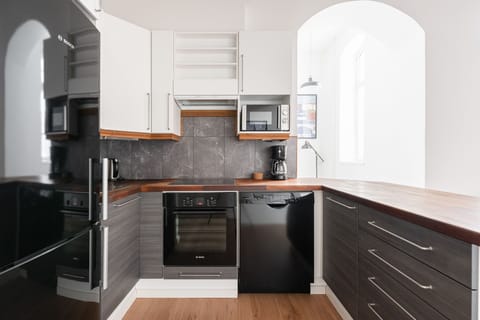 Deluxe Apartment | Private kitchen | Full-size fridge, microwave, oven, stovetop