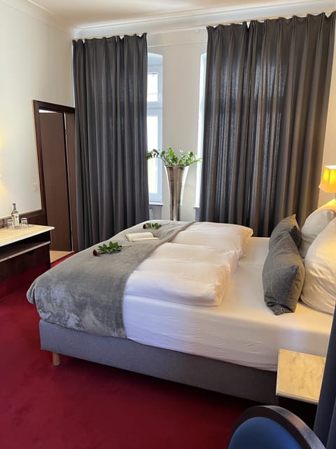 Business Double Room | In-room safe, individually decorated, desk, WiFi