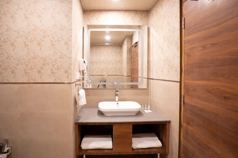 Elite Double Room | Bathroom | Jetted tub, towels