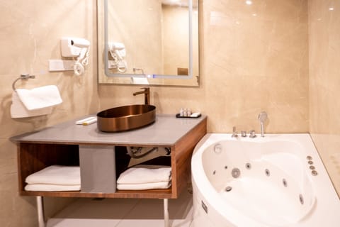 Elite Double Room | Bathroom | Jetted tub, towels