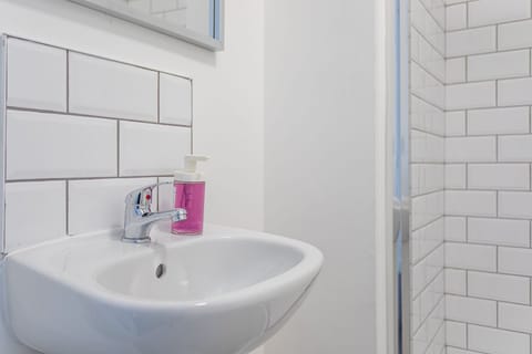 Standard Double Room, 1 Double Bed, Non Smoking, Ensuite | Bathroom | Towels