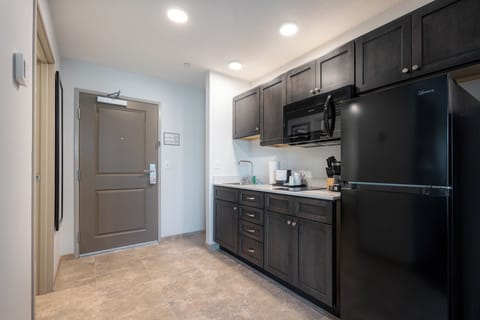 Comfort Room | Private kitchen | Fridge, microwave, stovetop, coffee/tea maker