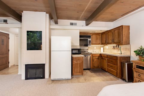 Aspenwood Studio K4 | Private kitchen | Fridge, microwave, stovetop, dishwasher