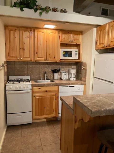 Aspenwood Studio K1 | Private kitchen | Fridge, microwave, stovetop, dishwasher