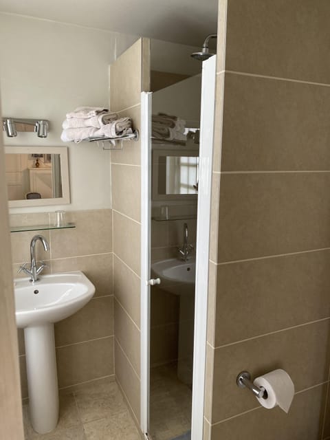 Superior Triple Room, Ensuite | Bathroom